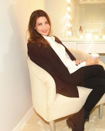 شاهد .. لأول مرة.. نانسي عجرم تغيّر ستايلها وتطل ببدلة رسمية