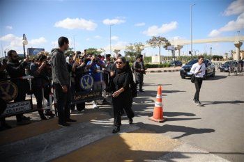 شاهد .. إياد نصار ومحمد هنيدي وأحمد خالد صالح ومصطفى قمر في الوداع الأخير لطارق عبد العزيز