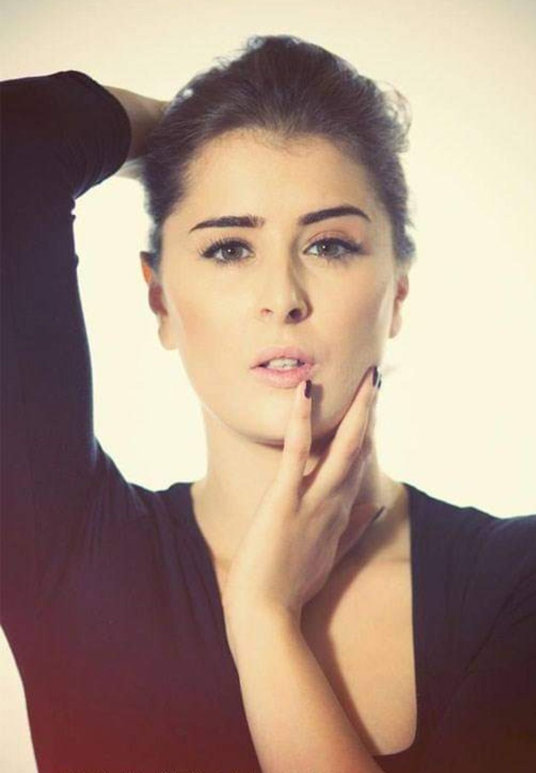 عيشة بن أحمد تختار الأعمال الثقيلة