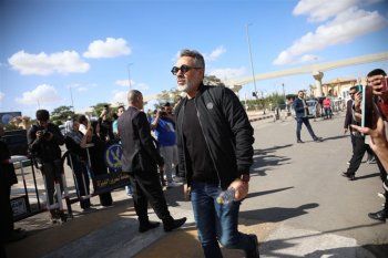 شاهد .. إياد نصار ومحمد هنيدي وأحمد خالد صالح ومصطفى قمر في الوداع الأخير لطارق عبد العزيز