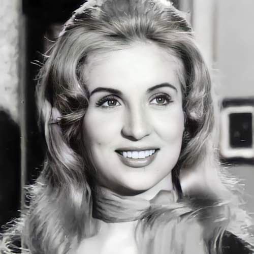 صور نجمات مصر تغطي جدران النقابات العمالية