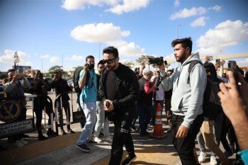 شاهد .. إياد نصار ومحمد هنيدي وأحمد خالد صالح ومصطفى قمر في الوداع الأخير لطارق عبد العزيز