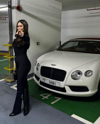 شاهد .. بالصور- بأناقة وجمال..هاجر أحمد تتألق بلوك أسود من أمام سيارتها الفارهة