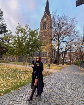 شاهد .. بالصور- بلوك خريفي رائع..يارا السكري تبهر الجمهور بأناقتها