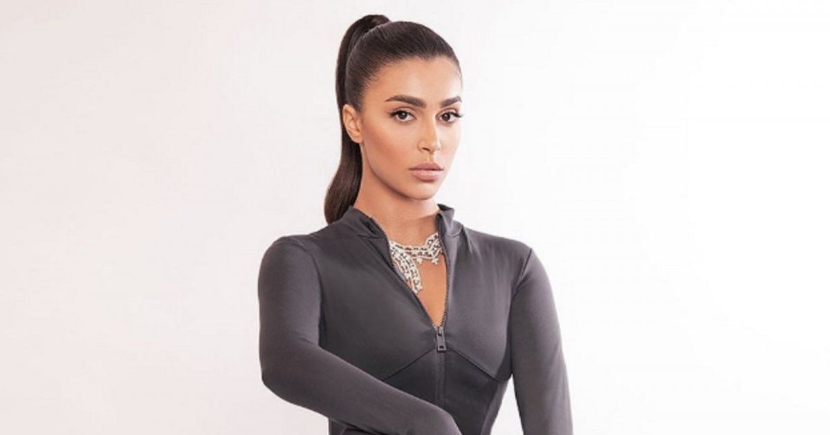 شاهد .. بالصور- من أحد شوارع فرنسا..ياسمينا زيتون تقضي وقتاً ممتع وتتألق بالكجول