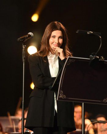 شاهد .. لأول مرة.. نانسي عجرم تغيّر ستايلها وتطل ببدلة رسمية