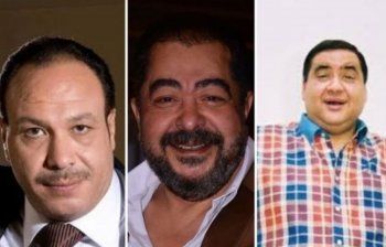 شاهد .. محمد هنيدي يلقي نظرة الوداع الأخيرة على جثمان صديقه طارق عبد العزيز