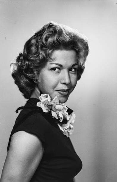 صور نجمات مصر تغطي جدران النقابات العمالية