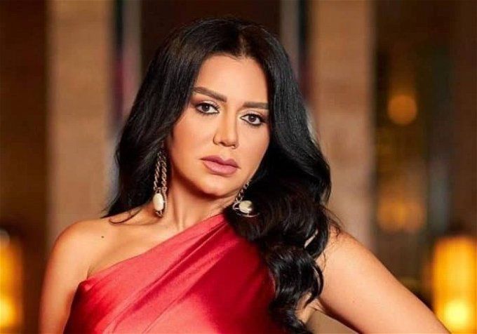 تصريحات رانيا يوسف تثير الجدل: لا أواظب على الصلاة وهذا رأيي في القبلات