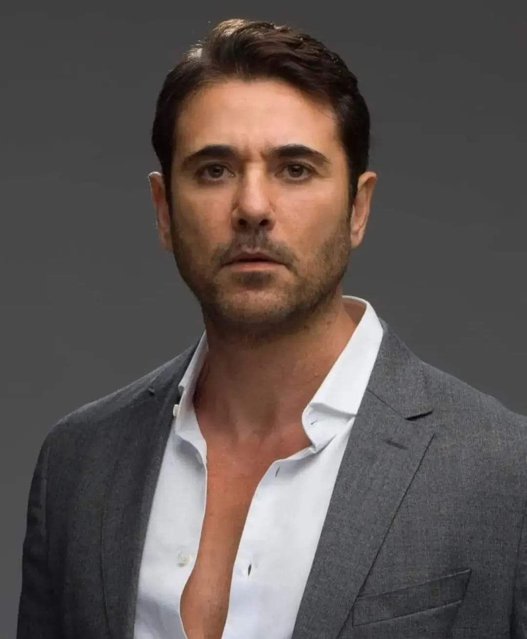 أحمد عز يدفع 23 ألف جنيه استرليني مصروفات دراسية ل«توأم زينة»