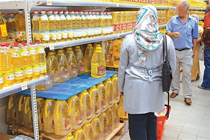 موعد خفض سعر الزيت والسكر وسيدة تقف تشتري المنتجات