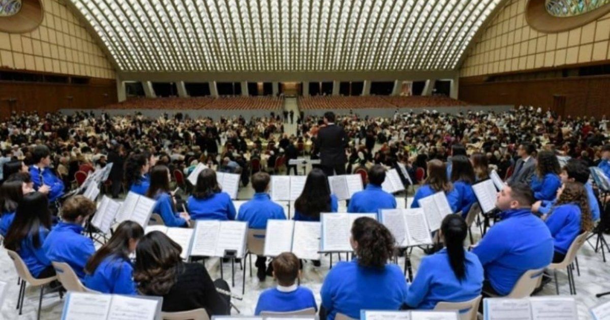 شاهد .. بمناسبة اليوم العالمي للفقراء بحضور البابا فرنسيس..العازف بيتار ماركوسكي في الفاتيكان