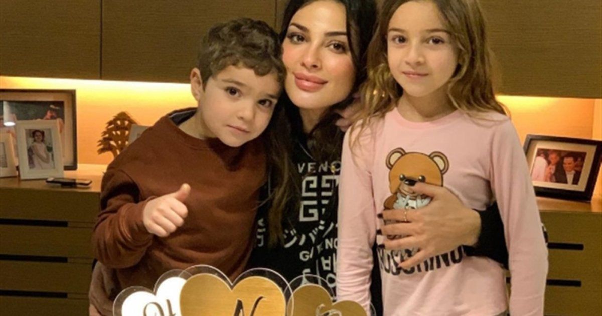 شاهد .. نادين نسيب نجيم تستمتع بأجواء عيد الميلاد مع ولديها..شاهدوا كم كبرا