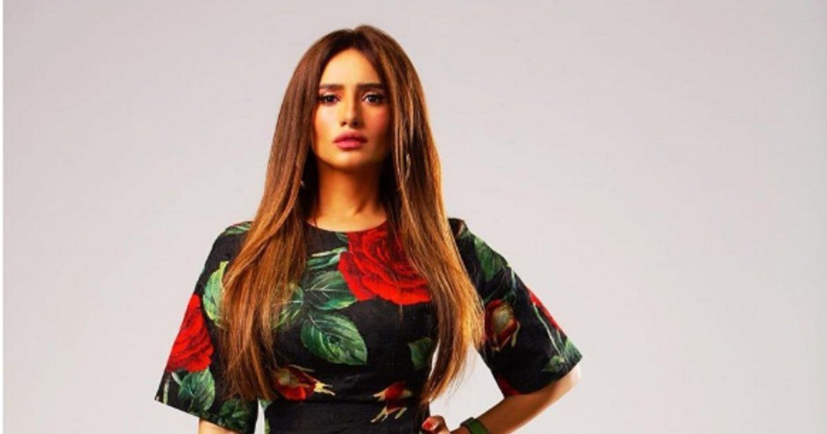 شاهد .. بالصور- بلوك أنيق..زينة تستعرض جمالها وتخطف الأنظار