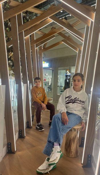 شاهد .. نادين نسيب نجيم تستمتع بأجواء عيد الميلاد مع ولديها..شاهدوا كم كبرا