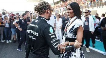 شاهد .. ناعومي كامبل تثير الجدل بالخاتم الألماس.. هل خطبت؟