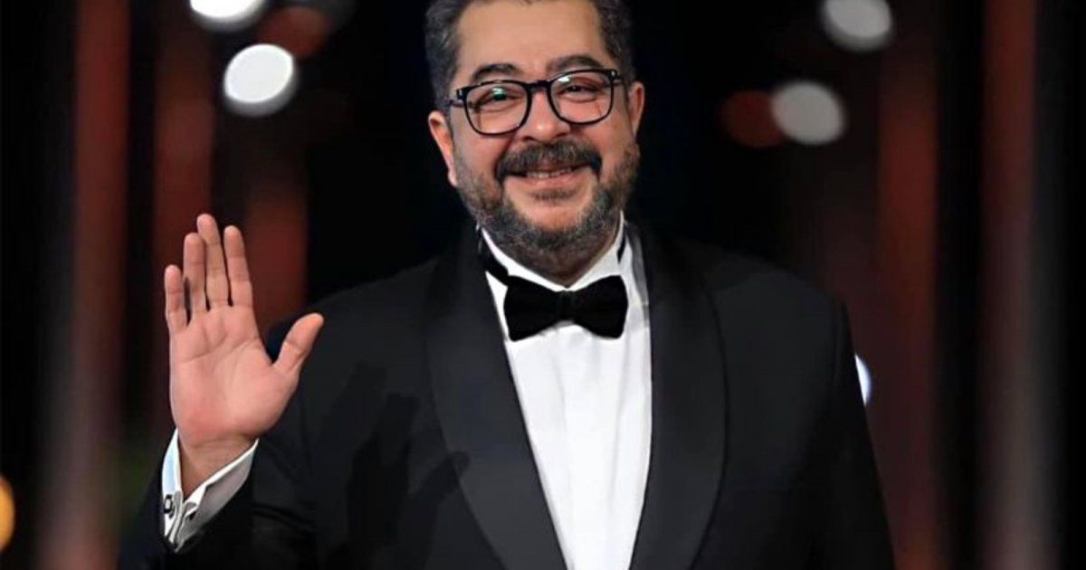 شاهد .. لقطة مبكية جمعت بين طارق عبد العزيز وإبنه قبل وفاته .. بالفيديو