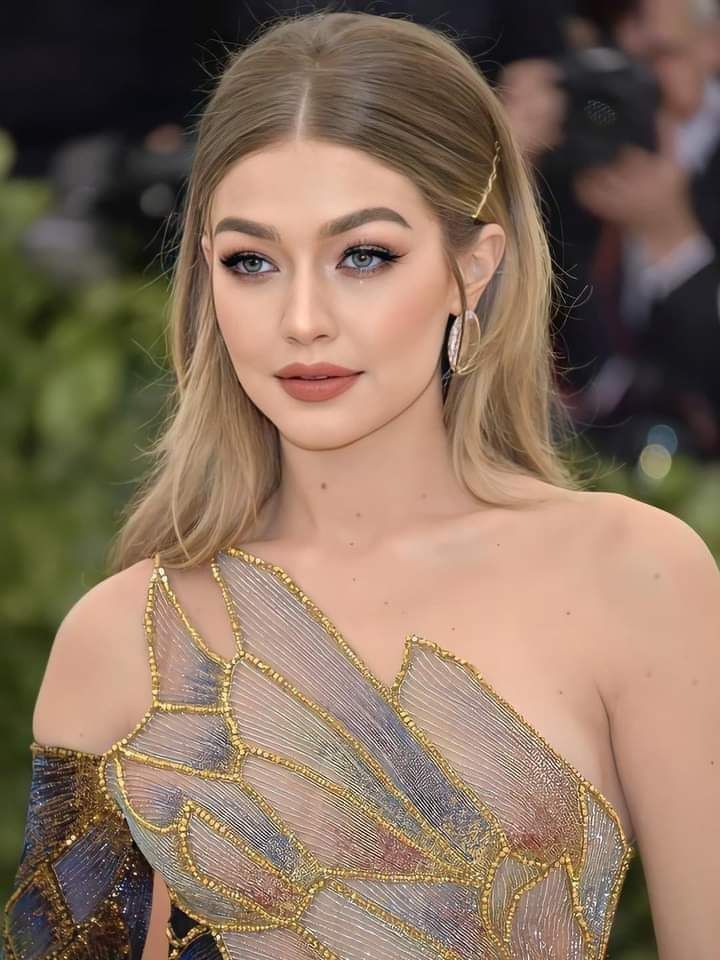 جيجي حديد أجمل عارضات الأزياء في كرب شديد