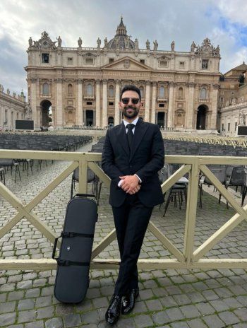 شاهد .. بمناسبة اليوم العالمي للفقراء بحضور البابا فرنسيس..العازف بيتار ماركوسكي في الفاتيكان