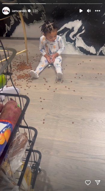 شاهد .. بالصور- بعد أن أقدم على هذا الفعل..إبن كاردي بي يخطف القلوب بردة فعله