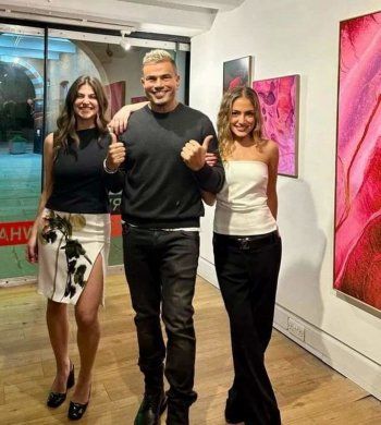 شاهد .. عمرو دياب يدعم ابنته كنزي في معرضها الفني التشكيلي الأول في لندن-بالصور
