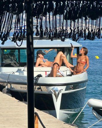 شاهد .. صور كنزي الإبنة الصغرى لـ عمرو دياب بالمايوه تحدث جدلاً واسعاً