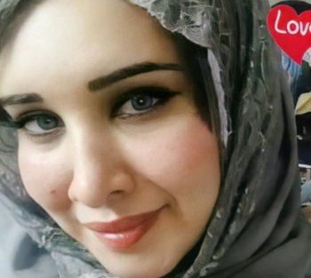 شاهد .. شبيهة نانسي عجرم المُحجبة..هكذا علّق زوجها على الشبه وتتعرض لهذا الموقف