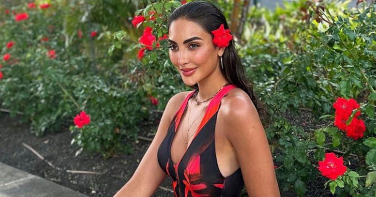 شاهد .. بالصور- نور الغندور تخطف الأنظار بأناقتها وأنوثتها من سيارتها الفارهة