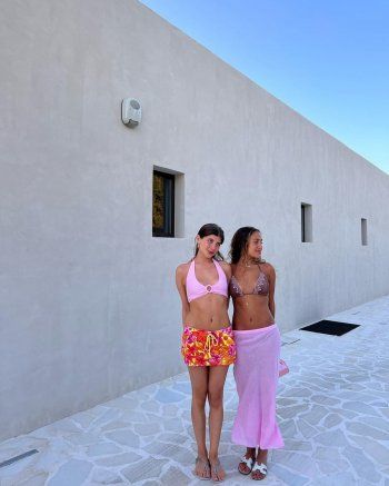 شاهد .. صور كنزي الإبنة الصغرى لـ عمرو دياب بالمايوه تحدث جدلاً واسعاً