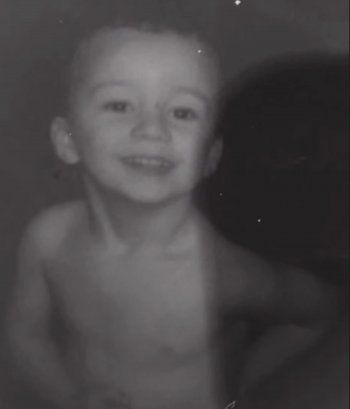 شاهد .. بالصورة- خفة دم حسام السيلاوي في طفولته تلفت أنظار الجمهور