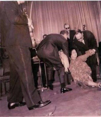 شاهد .. معجب قبل قدمي فنانة مصرية فسقطت على ظهرها وحصلت الكارثة