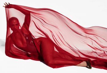 شاهد .. جينيفر لوبيز تتصدر غلاف مجلة موضة عالمية وتتألق بتوقيع رالف لورين-بالصور