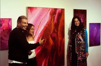 شاهد .. عمرو دياب يدعم ابنته كنزي في معرضها الفني التشكيلي الأول في لندن-بالصور