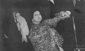 شاهد .. معجب قبل قدمي فنانة مصرية فسقطت على ظهرها وحصلت الكارثة