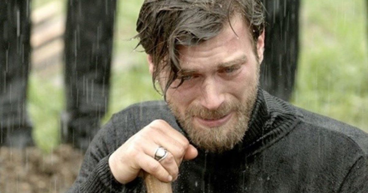 شاهد .. فضيحة كيفانش تاتليتوغ..مارس علاقة حميمة مع رجل عجوز وضع صورته بدون ملابس على قالب الحلوى