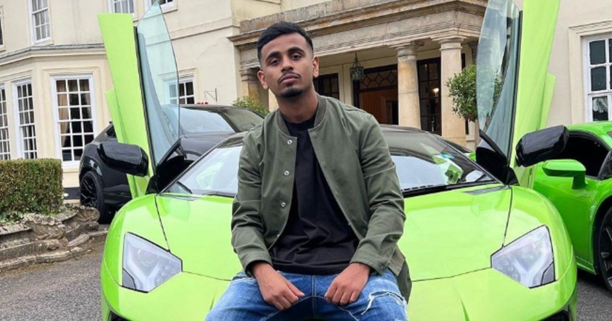 شاهد .. بالفيديو- راشد بالحصا يبارك لهذا النجم العالمي بعد دخوله الإسلام ويهديه نسخة من القرأن الكريم