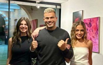 شاهد .. عمرو دياب يدعم ابنته كنزي في معرضها الفني التشكيلي الأول في لندن-بالصور