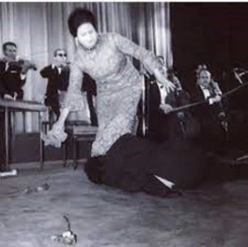 شاهد .. معجب قبل قدمي فنانة مصرية فسقطت على ظهرها وحصلت الكارثة