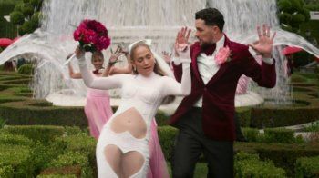 شاهد .. جينيفر لوبيز عروس بفستان أبيض يشبه الملابس الداخلية