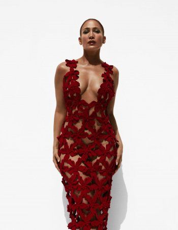 شاهد .. جينيفر لوبيز تتصدر غلاف مجلة موضة عالمية وتتألق بتوقيع رالف لورين-بالصور