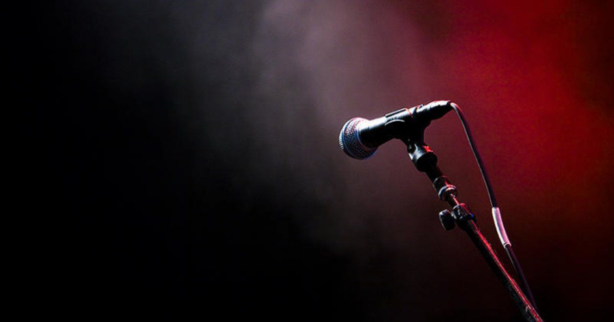 شاهد .. معجب قبل قدمي فنانة مصرية فسقطت على ظهرها وحصلت الكارثة