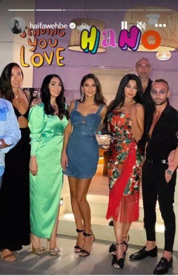 شاهد .. هيفا وهبي تحتفل بعيد ميلاد شقيقتها.. جمالها يخطف الأنظار-بالصور
