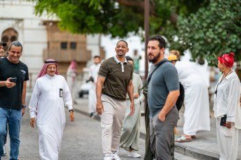 شاهد .. بالفيديو- ويل سميث يتجول في جدة ويحتسي القهوة بداخل أحد البيوت التراثية في المنطقة