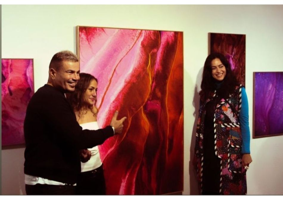 عمرو دياب يفتتح معرض إبنته كينزي ويغني لها كمان