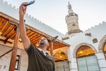 شاهد .. بالفيديو- ويل سميث يتجول في جدة ويحتسي القهوة بداخل أحد البيوت التراثية في المنطقة