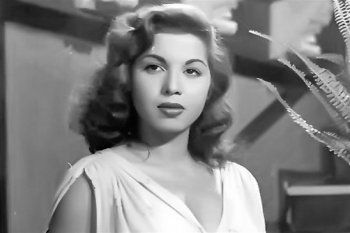 شاهد .. راقصة شهيرة نافست تحية كاريوكا وتخلى عنها زوجها من أجل صباح