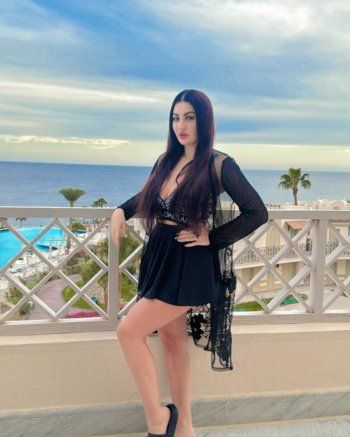 شاهد .. صافيناز تطل على محبيها من جديد بتنورة قصيرة وتوب جريئة-بالصور