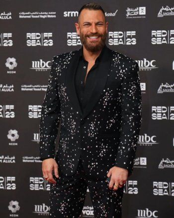 شاهد .. بدلة نيقولا معوض المرصعة بحبوب الكريستال حديث الجمهور مجدداً.. ونقاد الموضة يؤكدون اعجابهم بجرأته