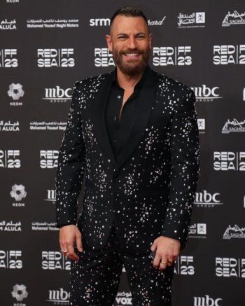 شاهد .. بدلة نيقولا معوض المرصعة بحبوب الكريستال حديث الجمهور مجدداً.. ونقاد الموضة يؤكدون اعجابهم بجرأته