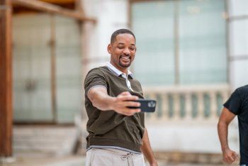 شاهد .. بالفيديو- ويل سميث يتجول في جدة ويحتسي القهوة بداخل أحد البيوت التراثية في المنطقة